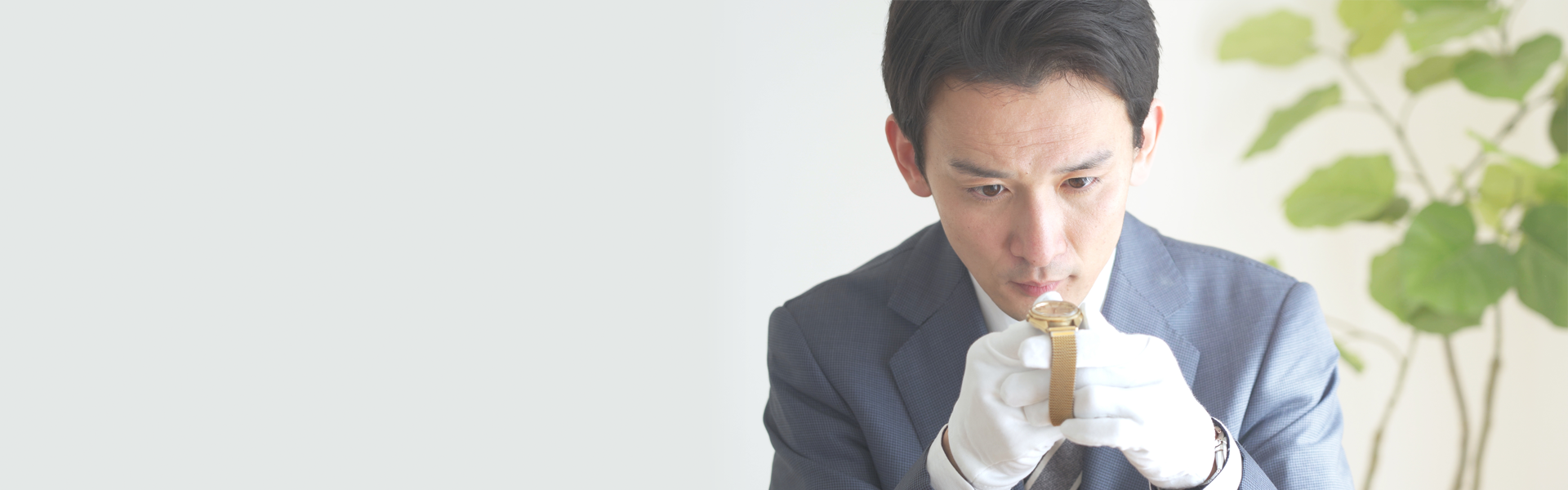 熟練の査定士が査定をしている様子